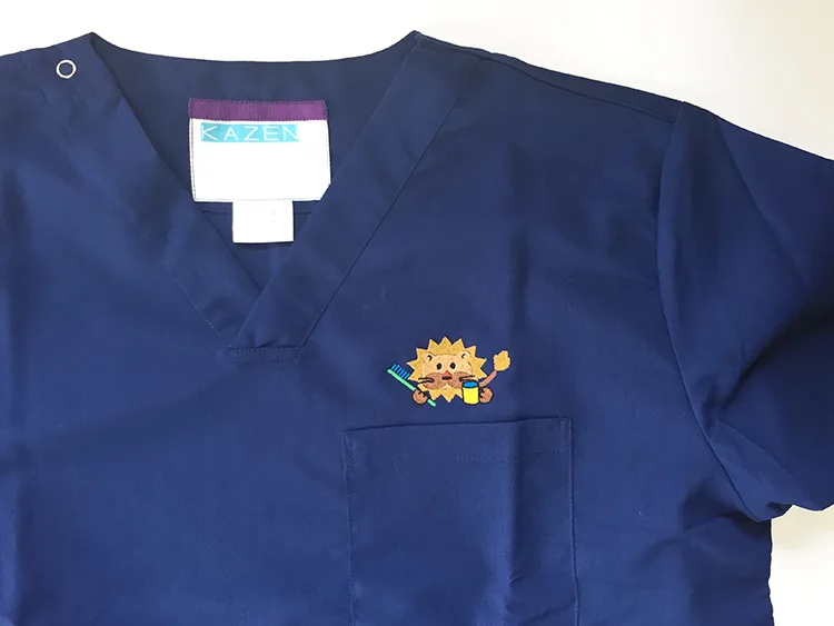 Lion Dental Clinic の刺繍（ディテール）