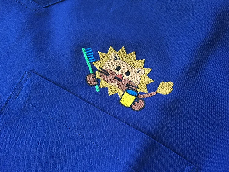 Lion Dental Clinic の刺繍（白衣・スクラブへの着用イメージ）