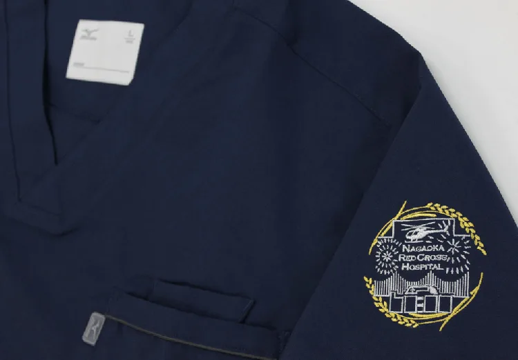 NAGAOKA RED CROSS HOSPITAL の刺繍（白衣・スクラブへの着用イメージ）