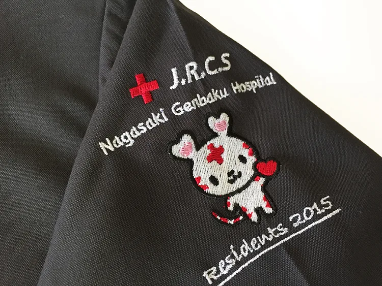 Nagasaki Genbaku Hospital Residents 2015 の刺繍（白衣・スクラブへの着用イメージ）