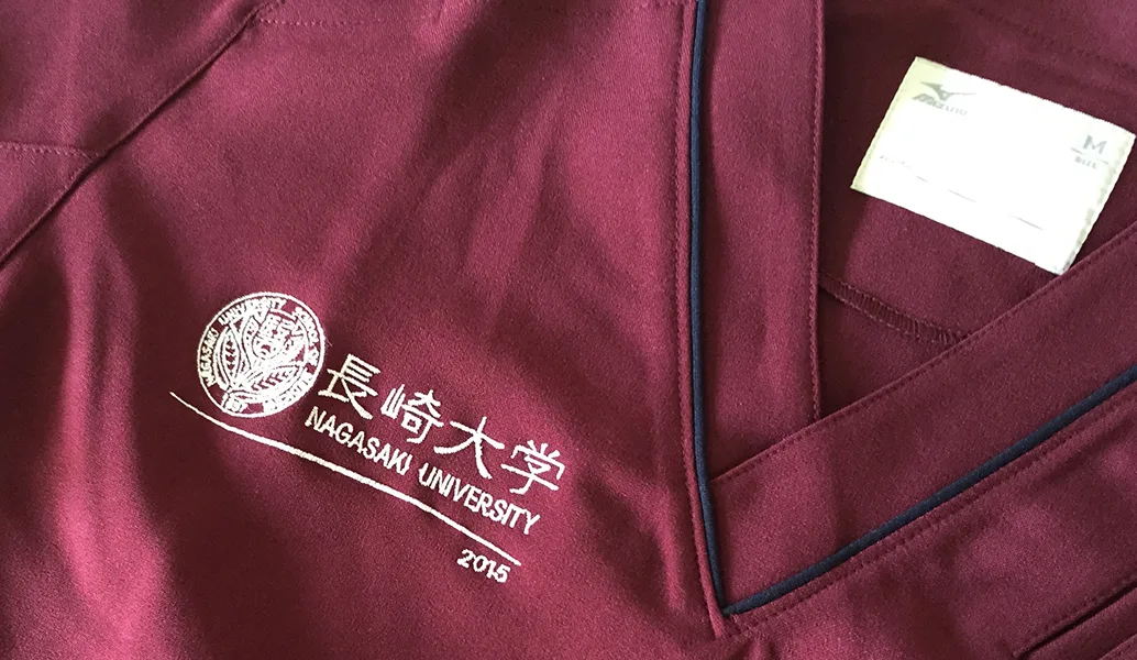 NAGASAKI UNIVERSITY の刺繍（白衣・スクラブへの着用イメージ）