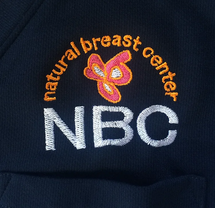 natural breast center のオリジナルロゴ・乳腺科。医療スクラブ・白衣に施した刺繍の実績