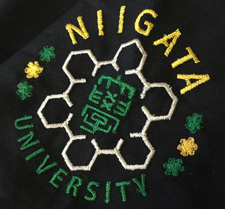 NIIGATA UNIVERSITY の刺繍（白衣・スクラブへの着用イメージ）