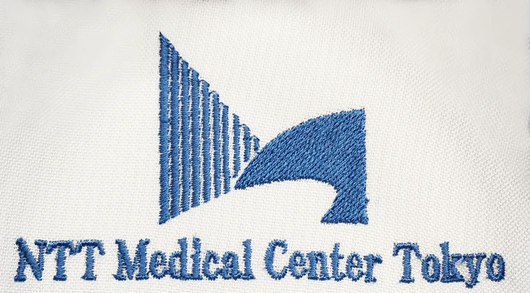 NTT Medical Center Tokyo のオリジナルロゴ。医療スクラブ・白衣に施した刺繍の実績