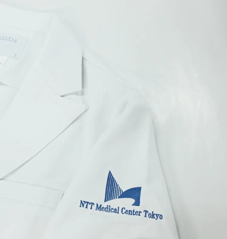 NTT Medical Center Tokyo の刺繍（白衣・スクラブへの着用イメージ）