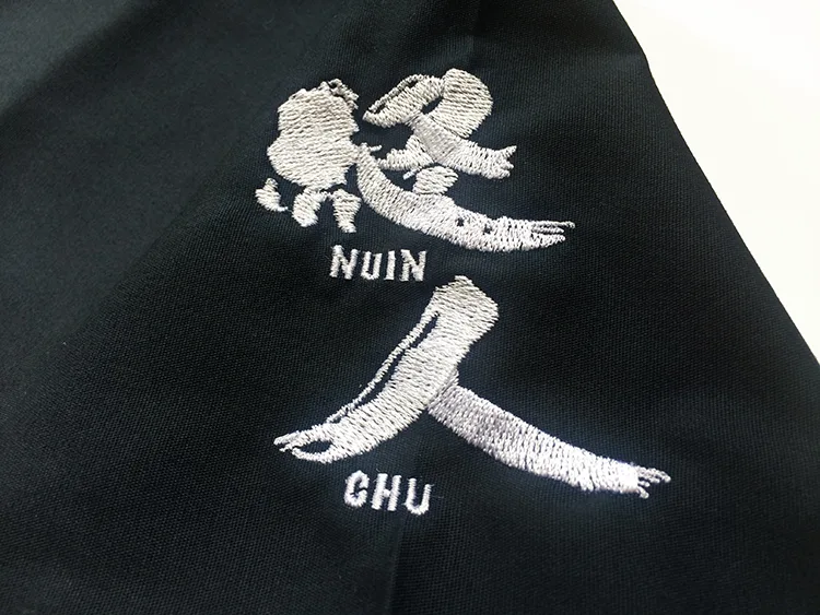 NUIN CHU の刺繍（白衣・スクラブへの着用イメージ）
