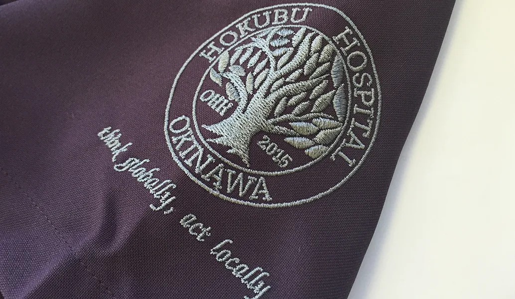 OKINAWA HOKUBU HOSPITAL の刺繍（白衣・スクラブへの着用イメージ）