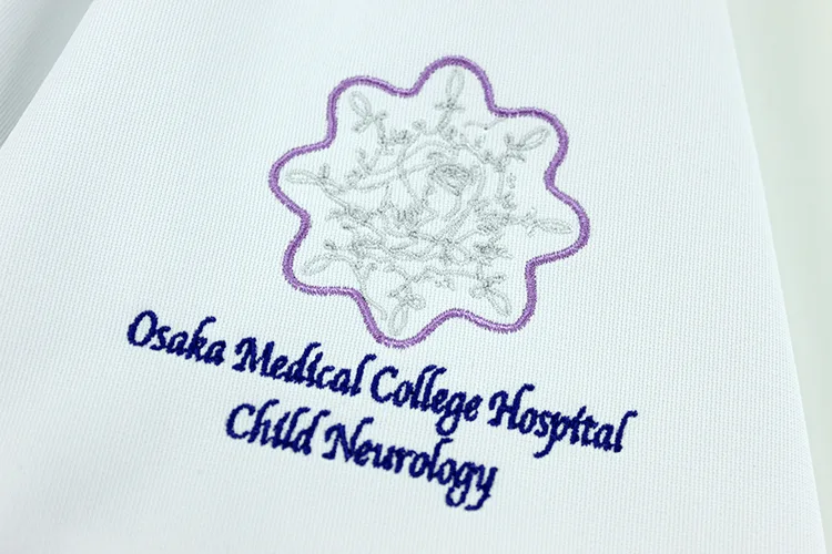 Osaka Medical College Hospital の刺繍（白衣・スクラブへの着用イメージ）