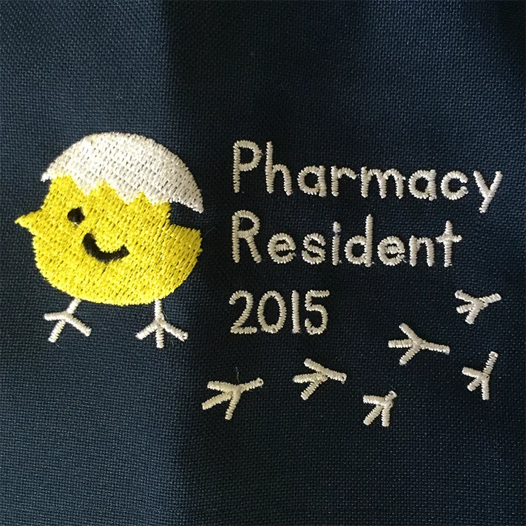 Pharmacy Resident 2015 のキャラクター・研修医。医療スクラブ・白衣に施した刺繍の実績
