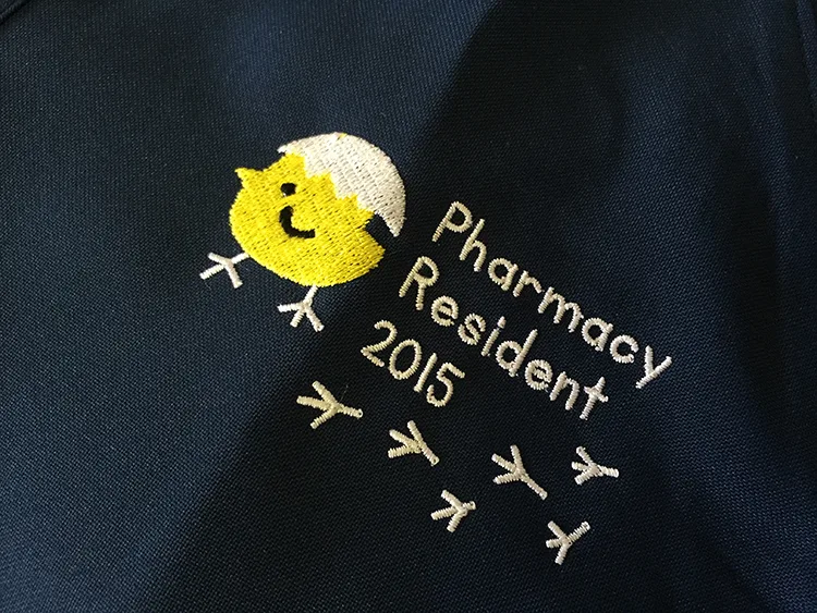 Pharmacy Resident 2015 の刺繍（白衣・スクラブへの着用イメージ）