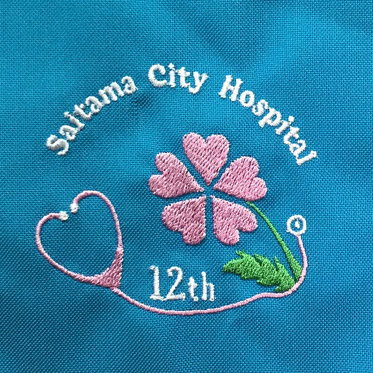 Saitama City Hospital 12th のオリジナルロゴ・聴診器。医療スクラブ・白衣に施した刺繍の実績