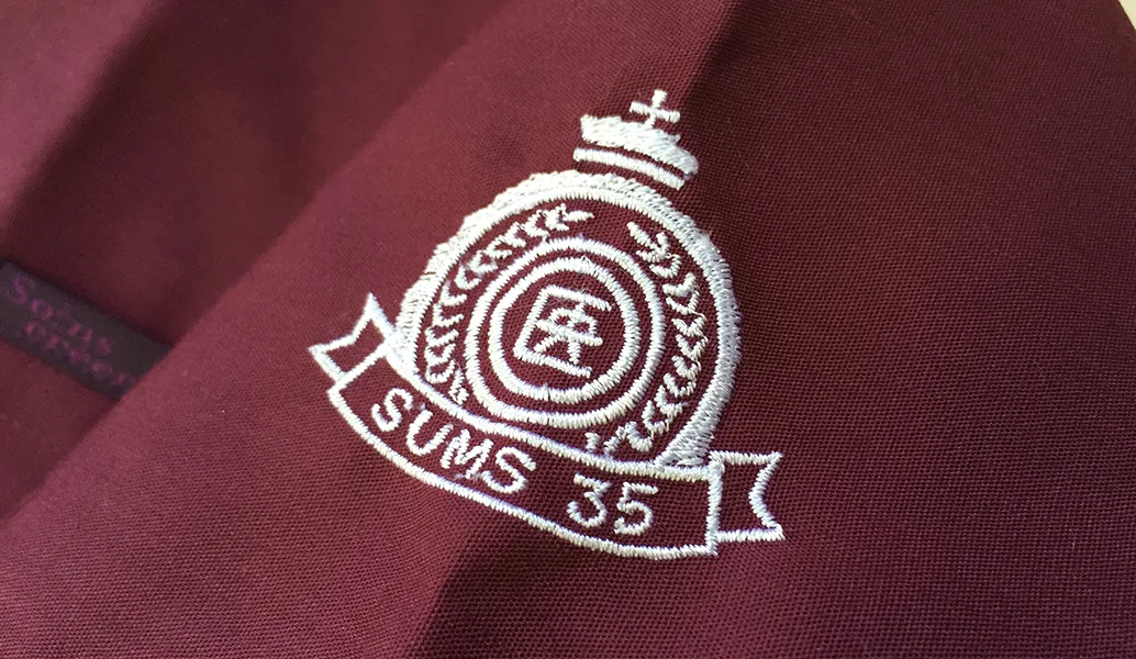 35th Class の刺繍（白衣・スクラブへの着用イメージ）