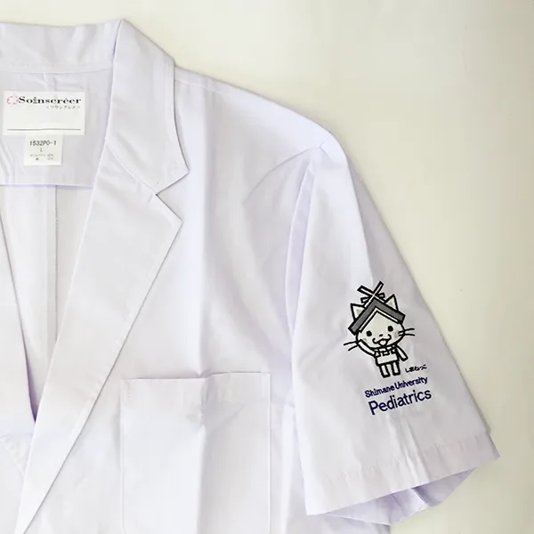 Shimane University Pediatrics の刺繍（白衣・スクラブへの着用イメージ）
