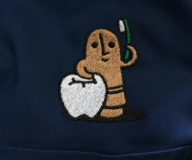 SUIYOUKAI の刺繍（白衣・スクラブへの着用イメージ）