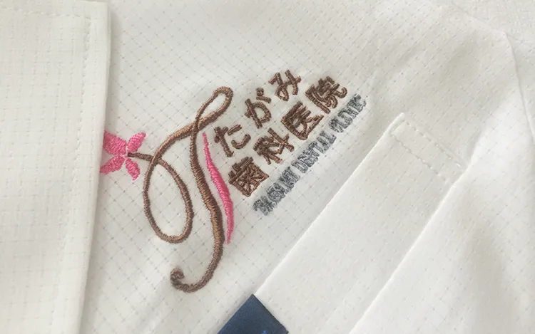 TAGAMI DENTAL CLINIC の刺繍（ディテール）