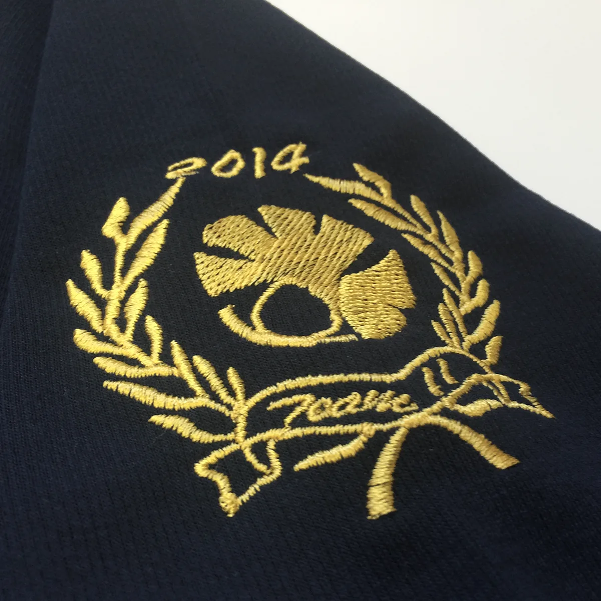 team 11 の刺繍（白衣・スクラブへの着用イメージ）