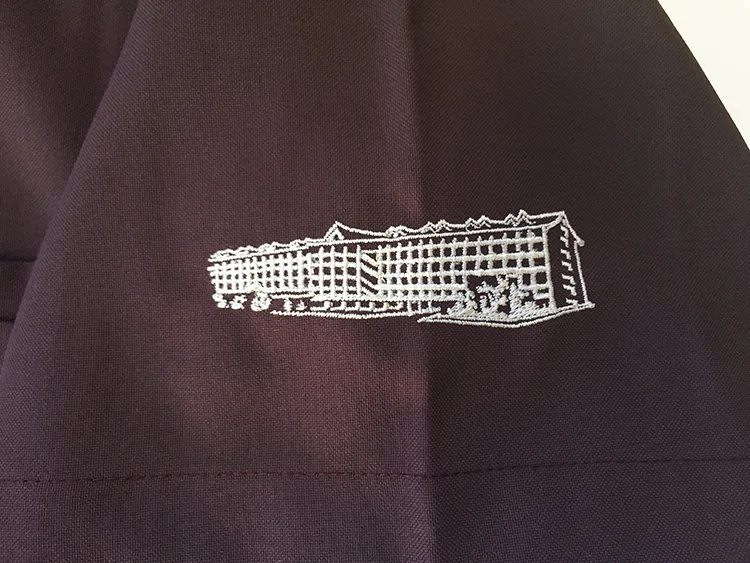 TENRI HOSPITAL の刺繍（白衣・スクラブへの着用イメージ）