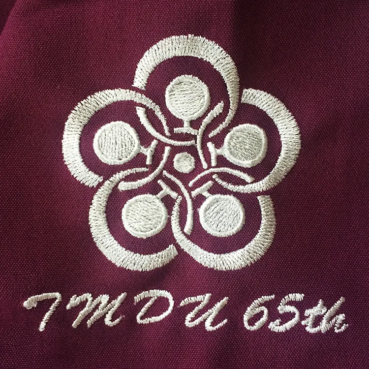 TMDU 65th のオリジナルロゴ・校章。医療スクラブ・白衣に施した刺繍の実績