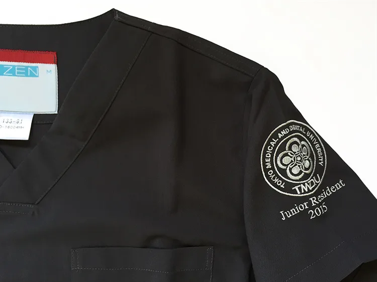 TMDU Junior Resident 2015 の刺繍（白衣・スクラブへの着用イメージ）