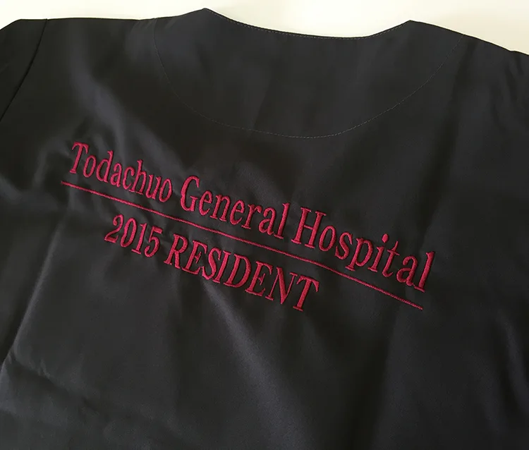 Todachuo General Hospital 2015 RESIDENT の刺繍（白衣・スクラブへの着用イメージ）