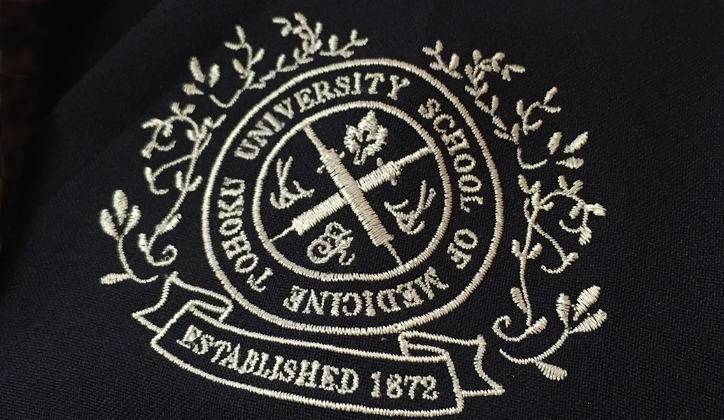 TOHOKU UNIVERSITY SCHOOL OF MEDICINE の刺繍（白衣・スクラブへの着用イメージ）