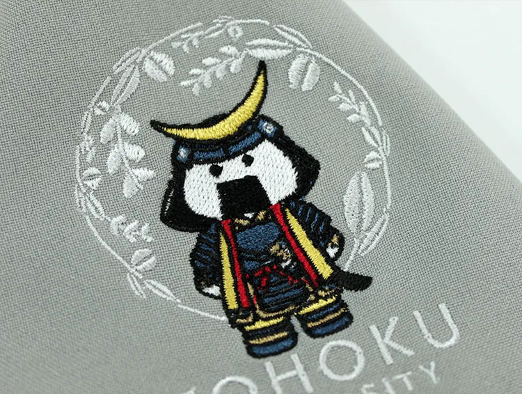 TOHOKU UNIVERSITY の刺繍（ディテール）