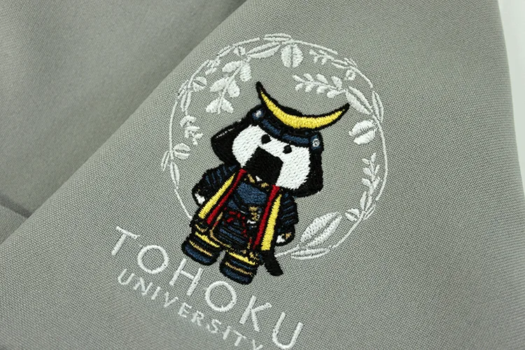 TOHOKU UNIVERSITY の刺繍（ディテール）