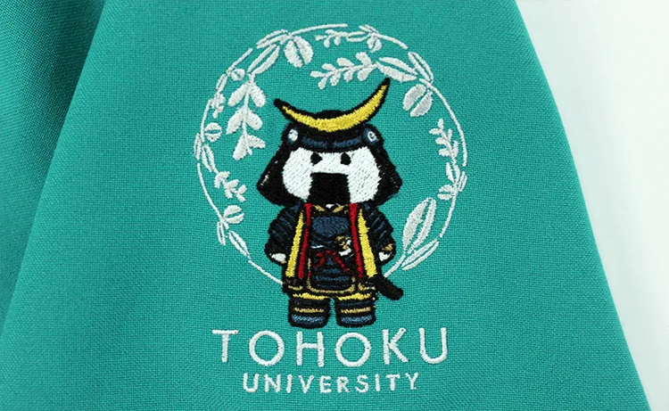 TOHOKU UNIVERSITY の刺繍（ディテール）