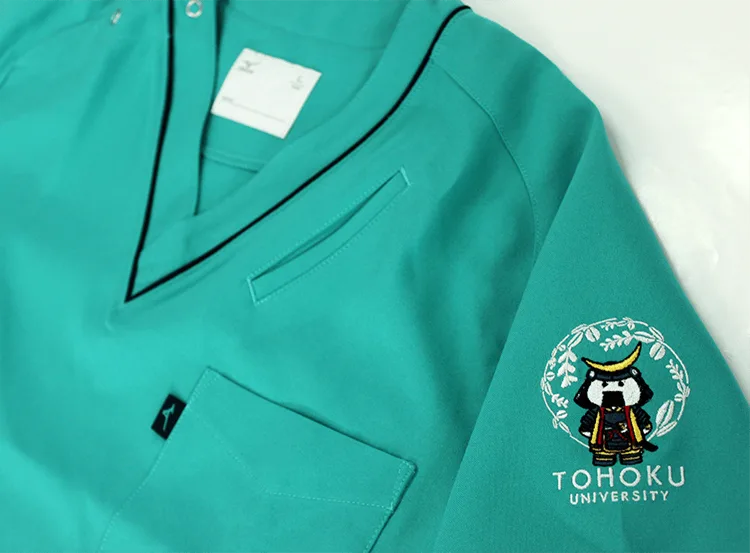 TOHOKU UNIVERSITY の刺繍（白衣・スクラブへの着用イメージ）