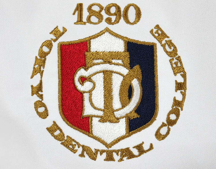 TOKYO DENTAL COLLEGE 1890 のエンブレム・オリジナルロゴ。医療スクラブ・白衣に施した刺繍の実績