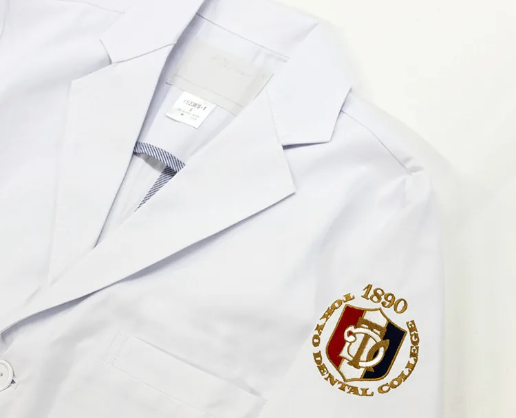 TOKYO DENTAL COLLEGE 1890 の刺繍（白衣・スクラブへの着用イメージ）