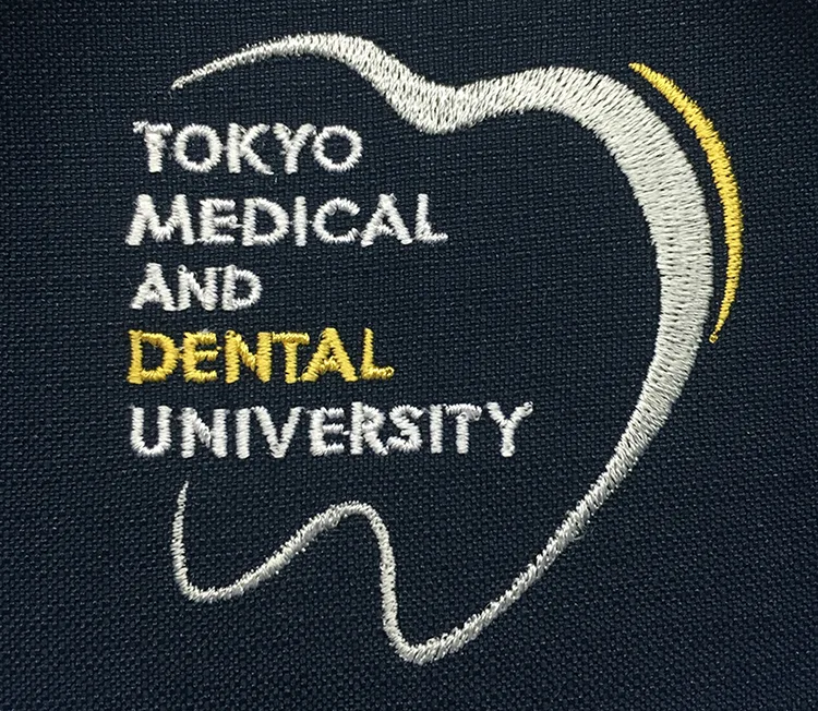 TOKYO MEDICAL AND DENTAL UNIVERSITY のオリジナルロゴ・歯。医療スクラブ・白衣に施した刺繍の実績