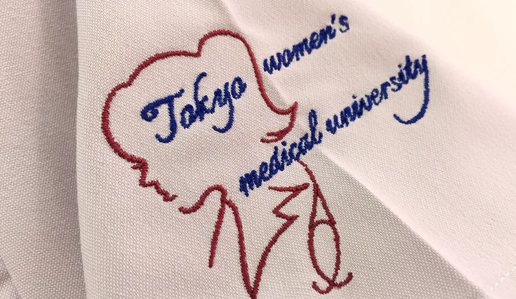 Tokyo women’s medical university の刺繍（白衣・スクラブへの着用イメージ）