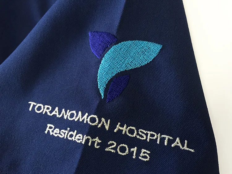 TORANOMON HOSPITAL Resident 2015 の刺繍（ディテール）