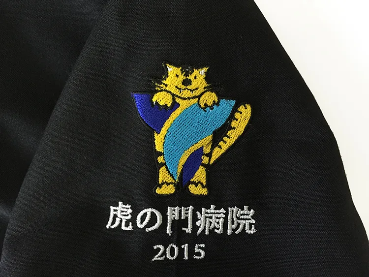 TORANOMON HOSPITAL Resident 2015 の刺繍（ディテール）