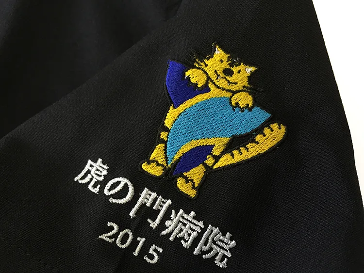 TORANOMON HOSPITAL Resident 2015 の刺繍（ディテール）