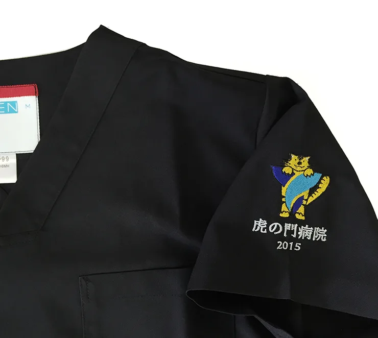 TORANOMON HOSPITAL Resident 2015 の刺繍（白衣・スクラブへの着用イメージ）