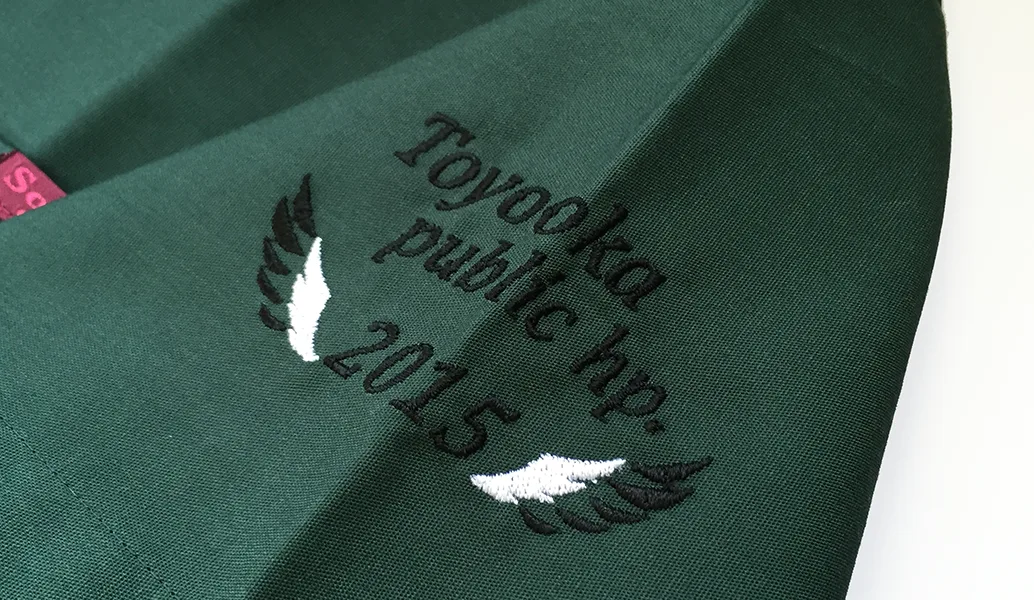 Toyooka public hp. 2015 の刺繍（白衣・スクラブへの着用イメージ）