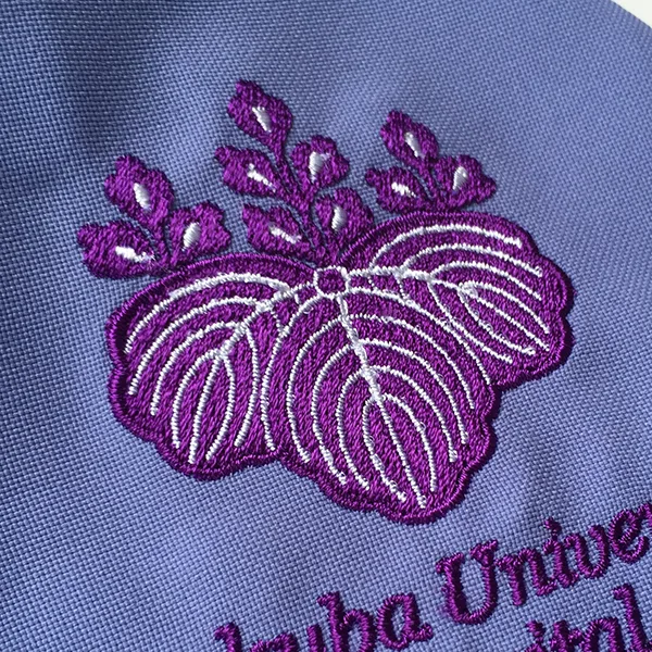 Tsukuba University Hospital の刺繍（白衣・スクラブへの着用イメージ）