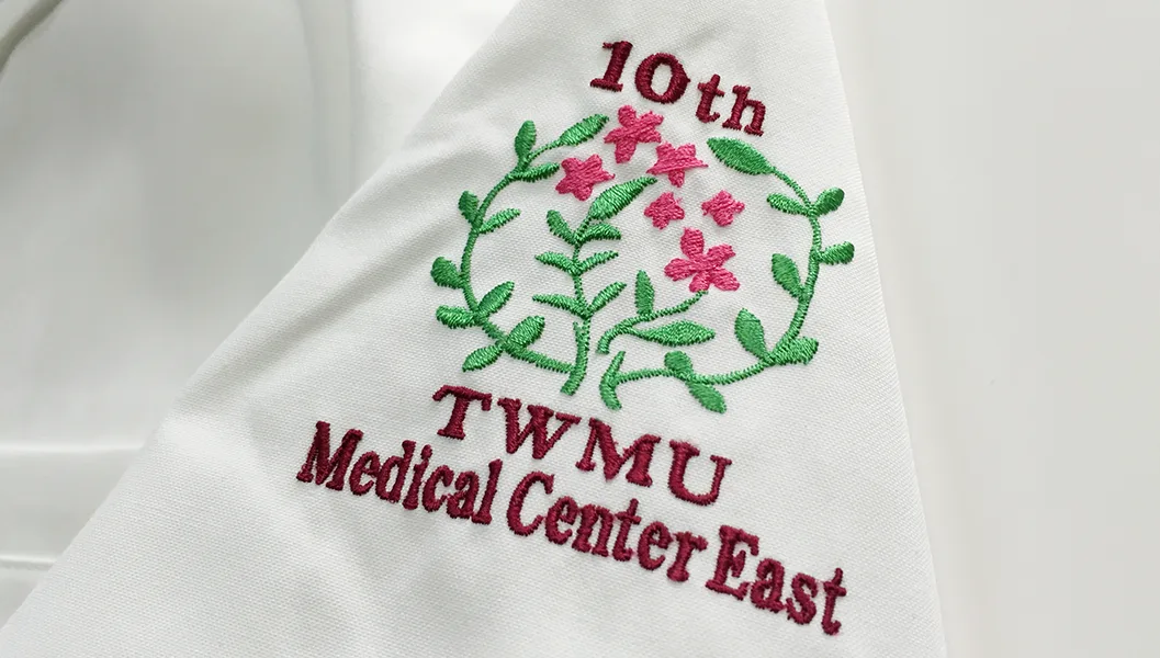 TWMC Medical Center East 10 th の刺繍（白衣・スクラブへの着用イメージ）
