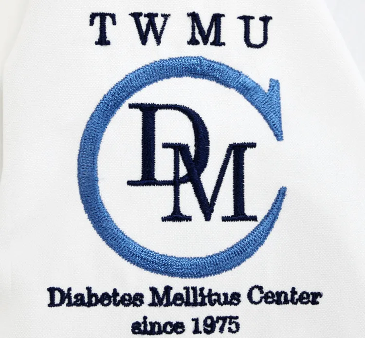 TWMU DMC のオリジナルロゴ。医療スクラブ・白衣に施した刺繍の実績