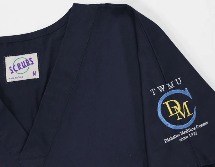 TWMU DMC の刺繍（白衣・スクラブへの着用イメージ）