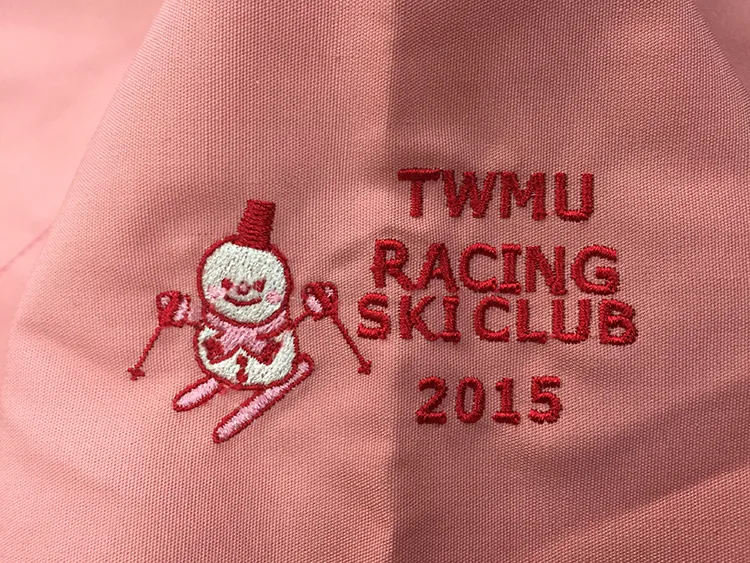 TWMU RACING SKI CLUB 2015 の刺繍（ディテール）