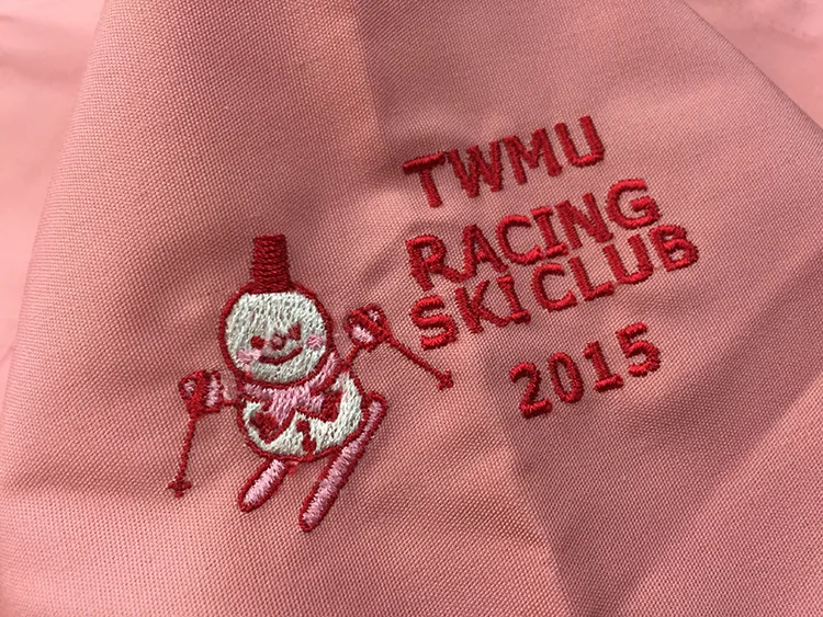 TWMU RACING SKI CLUB 2015 の刺繍（ディテール）