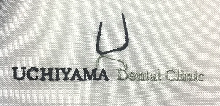 UCHIYAMA Dental Clinic のオリジナルロゴ・歯科。医療スクラブ・白衣に施した刺繍の実績