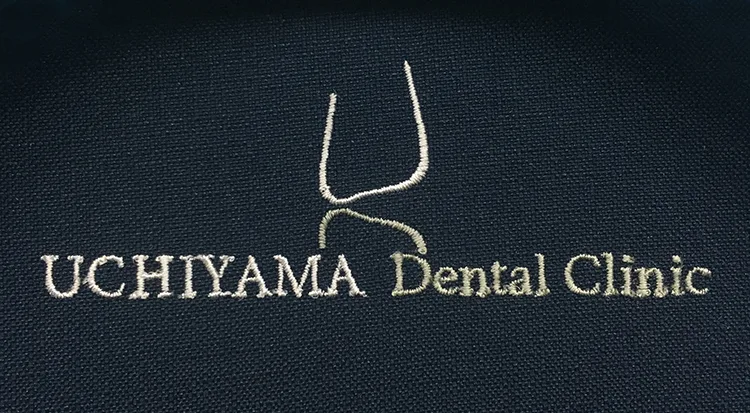 UCHIYAMA Dental Clinic の刺繍（ディテール）