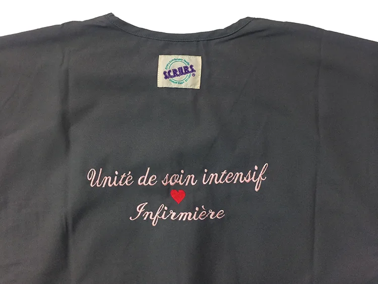 Unité de soin intensif infirmiére の刺繍（白衣・スクラブへの着用イメージ）