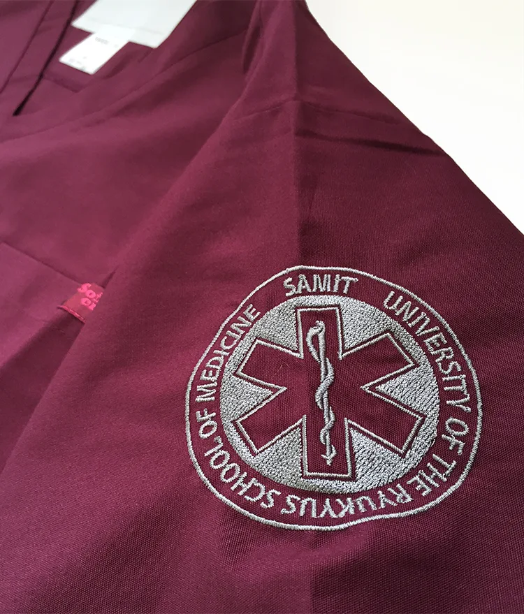 UNIVERSITY OF THE RYUKYUS SCHOOL OF MEDICINE SAMIT の刺繍（白衣・スクラブへの着用イメージ）