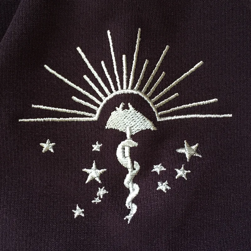 YAEYAMA のオリジナルロゴ・星。医療スクラブ・白衣に施した刺繍の実績