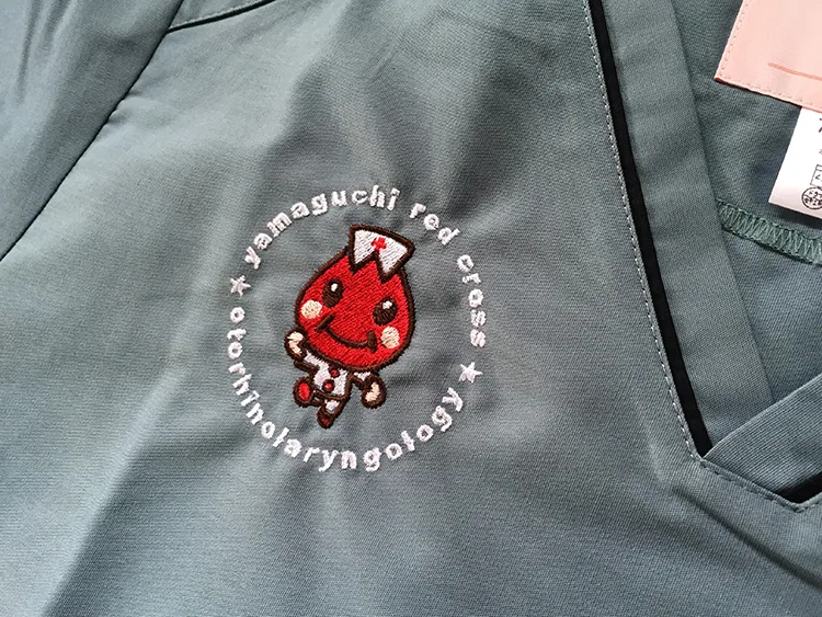 Yamaguchi Red Cross の刺繍（白衣・スクラブへの着用イメージ）